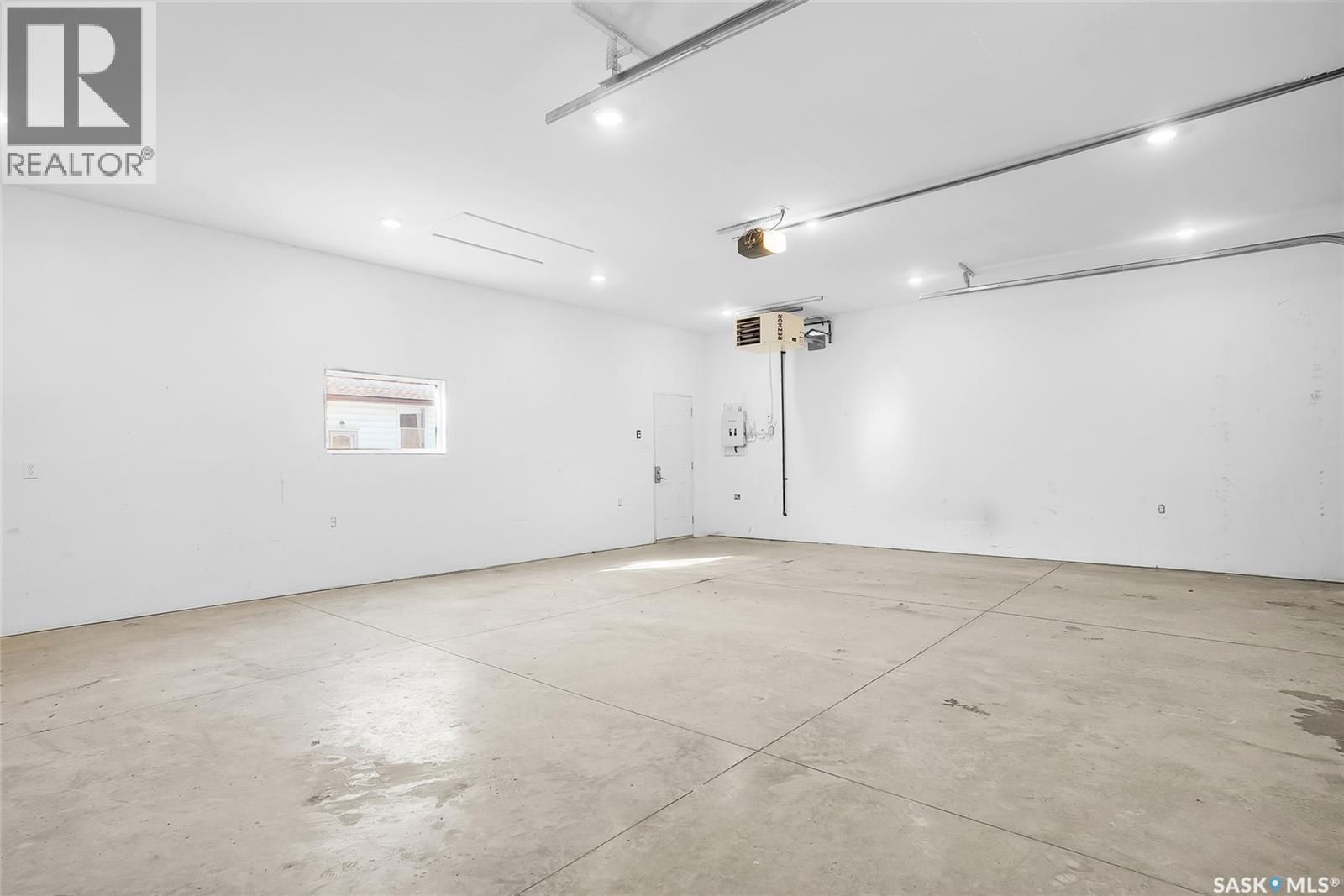 1313 9Th Street E, Saskatoon, SK - Indoor Photo Showing Garage