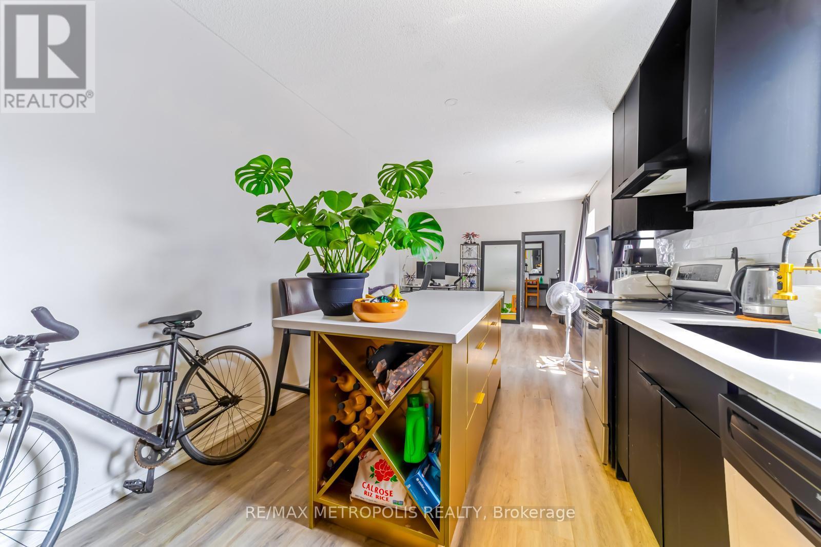 854 Bathurst Street, Toronto, ON