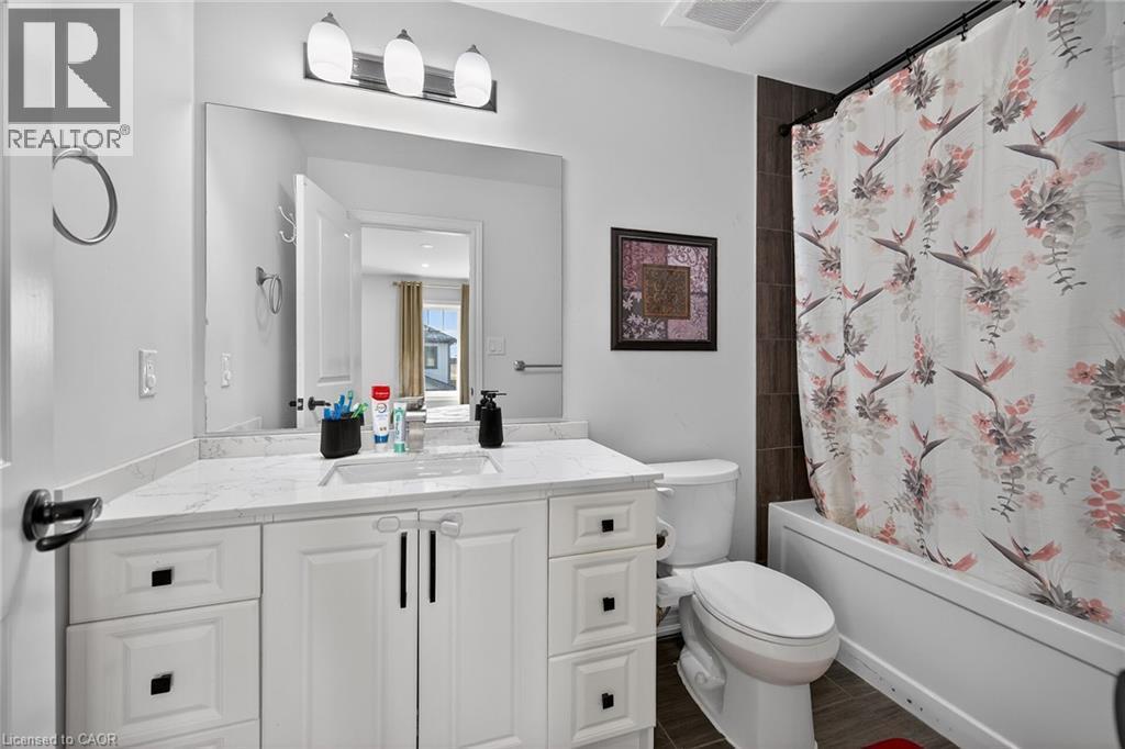 Full bath featuring shower / tub combo, vanity, and wood tiled floors - 80 Severino Circle, Smithville, ON - Indoor Photo Showing Bathroom