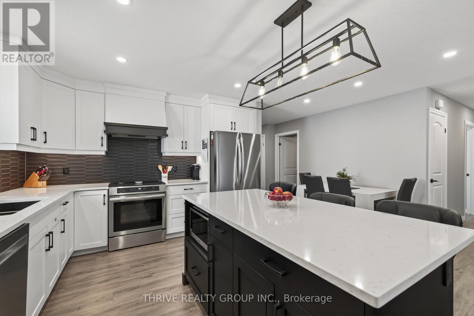 17 Dunning Way, St. Thomas, ON - Indoor Photo Showing Kitchen With Upgraded Kitchen