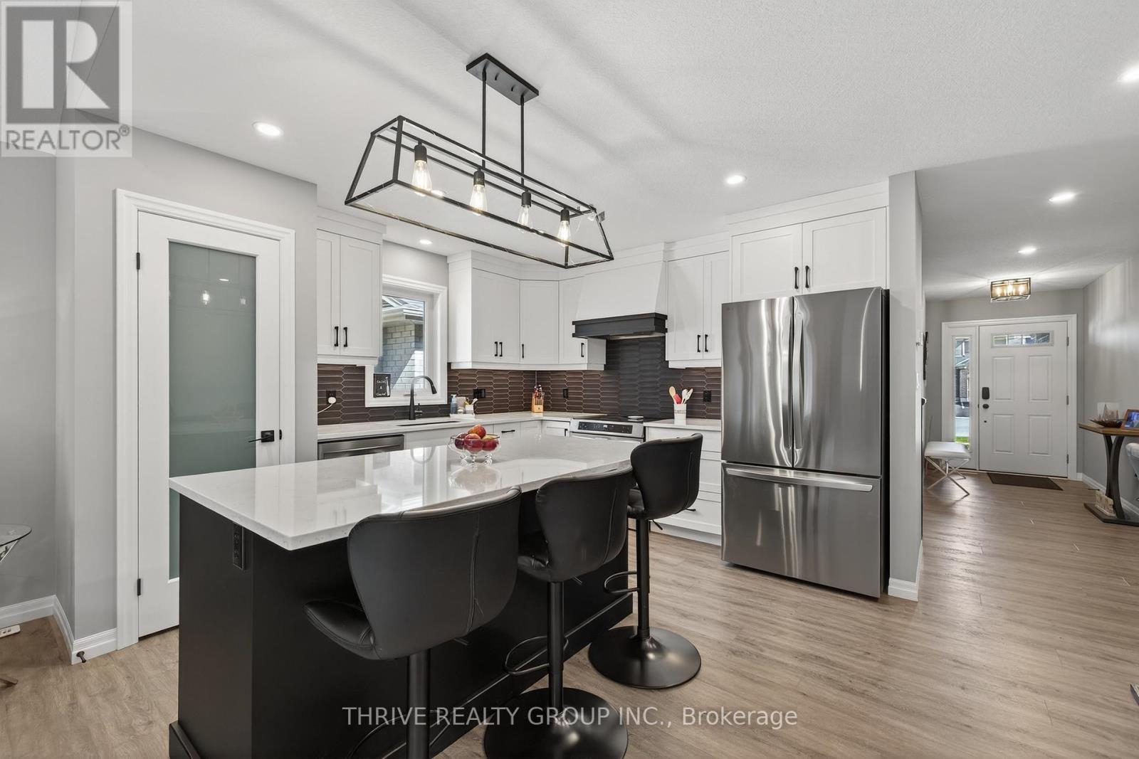 17 Dunning Way, St. Thomas, ON - Indoor Photo Showing Kitchen With Upgraded Kitchen