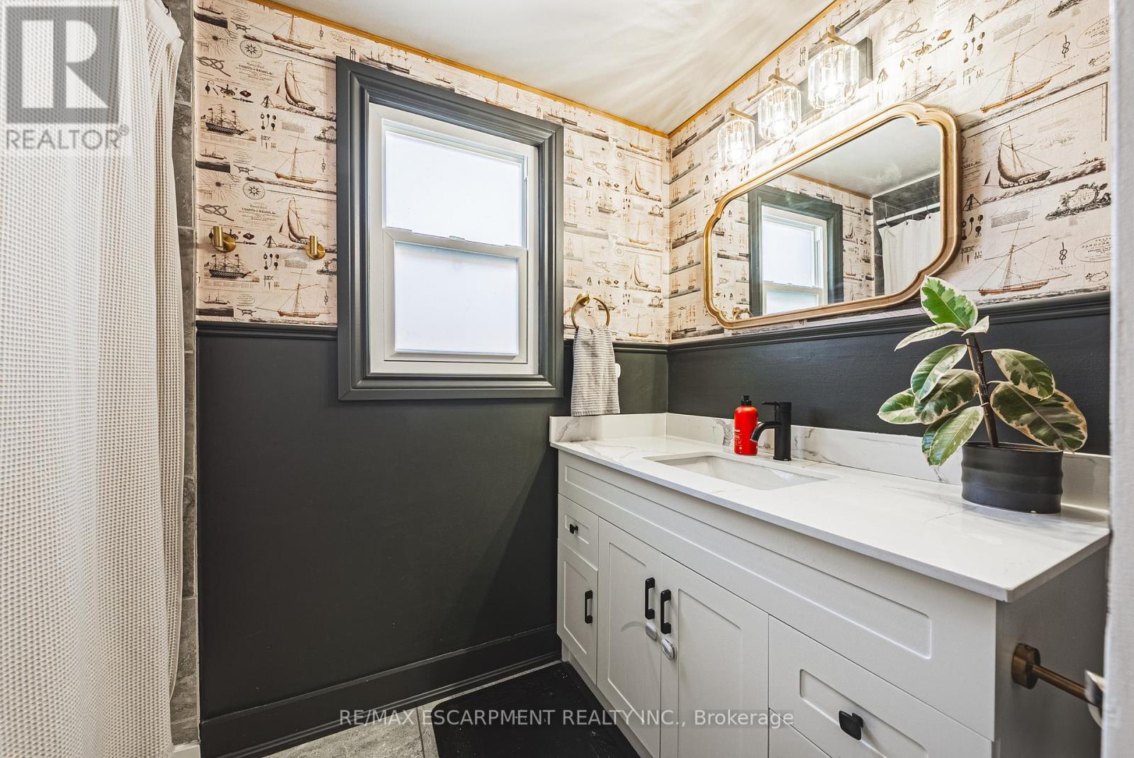 121 Paisley Boulevard E, Mississauga, ON - Indoor Photo Showing Bathroom
