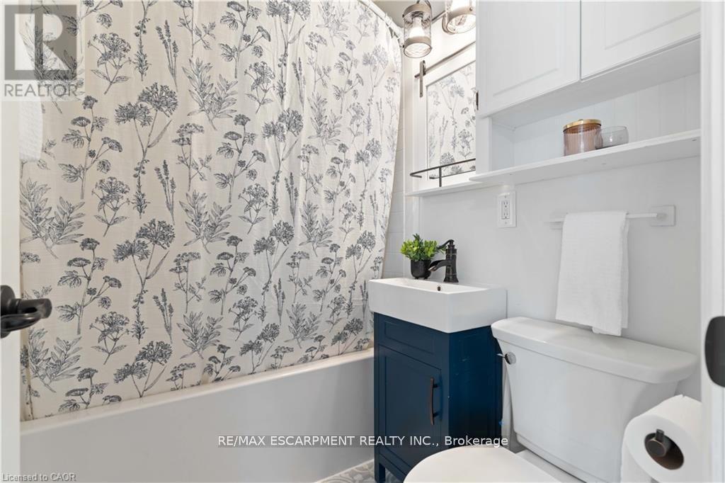 18 Flanders Avenue, St. Catharines, ON - Indoor Photo Showing Bathroom