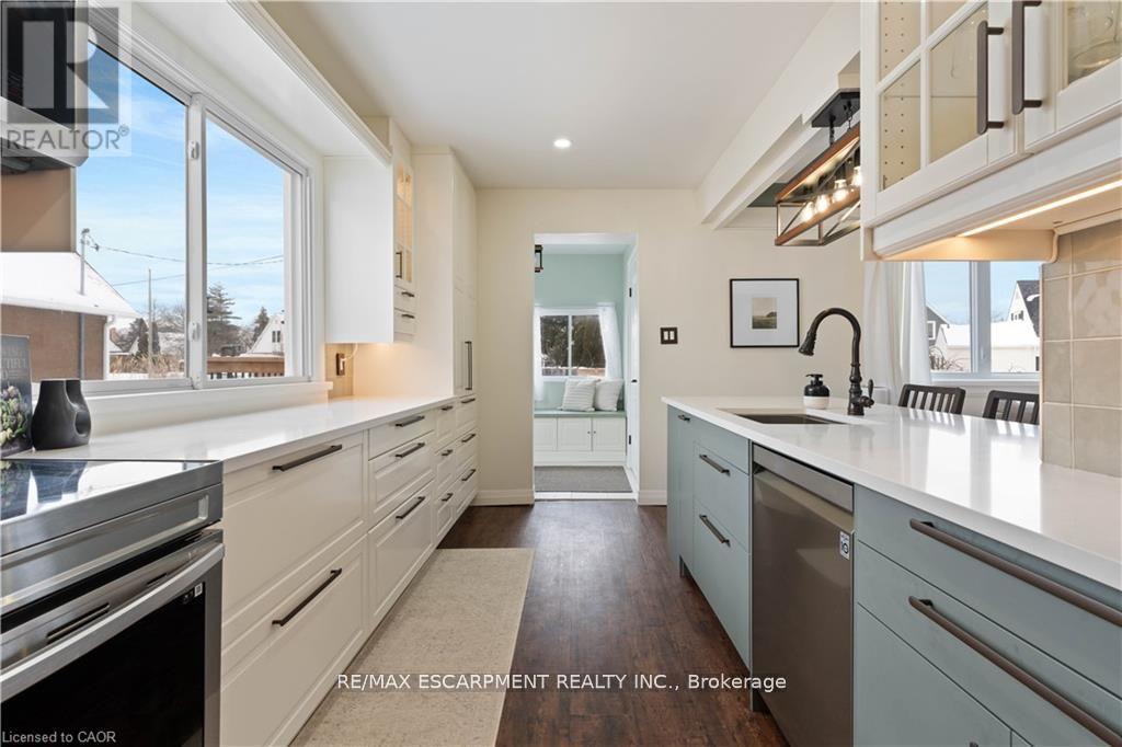 18 Flanders Avenue, St. Catharines, ON - Indoor Photo Showing Kitchen With Upgraded Kitchen