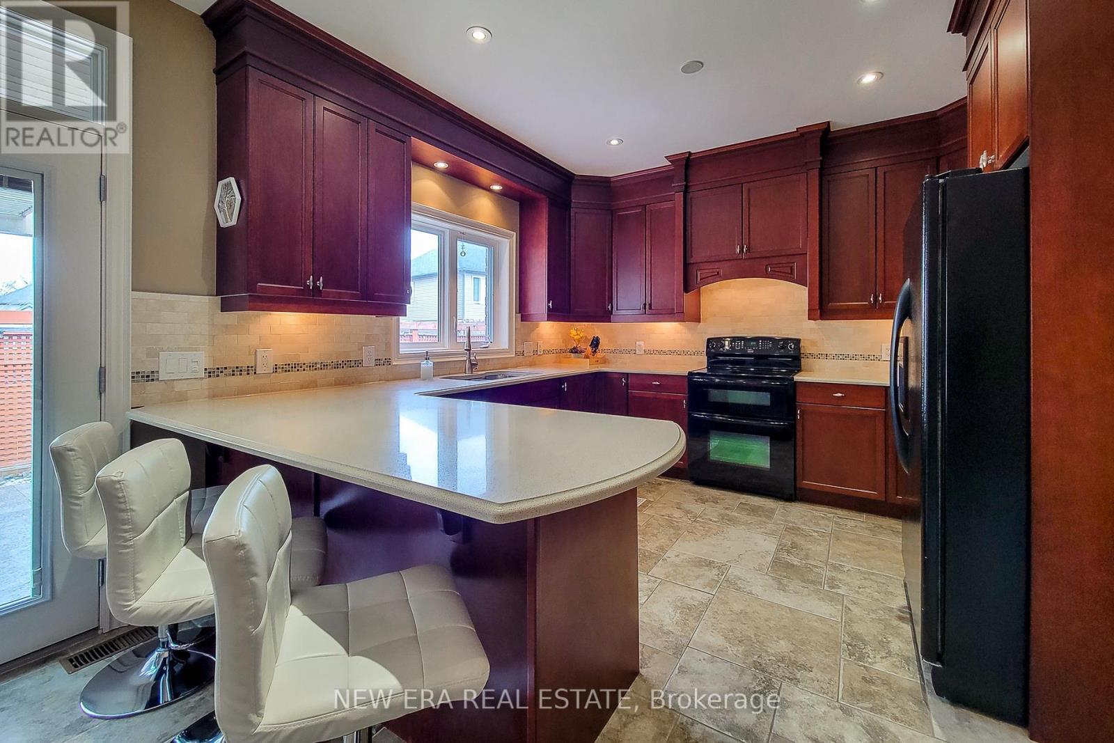 13 Alex Grant Place, St. Catharines, ON - Indoor Photo Showing Kitchen