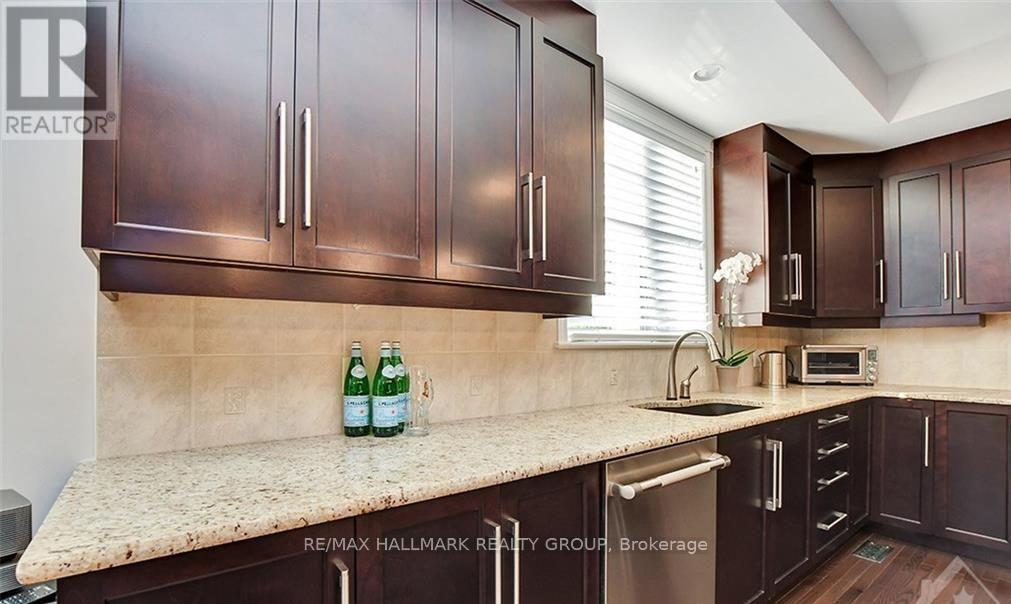 318 Rywalk Circle, Ottawa, ON - Indoor Photo Showing Kitchen With Upgraded Kitchen