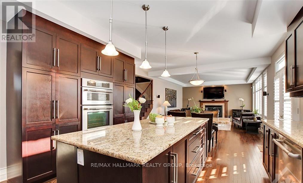 318 Rywalk Circle, Ottawa, ON - Indoor Photo Showing Kitchen With Upgraded Kitchen