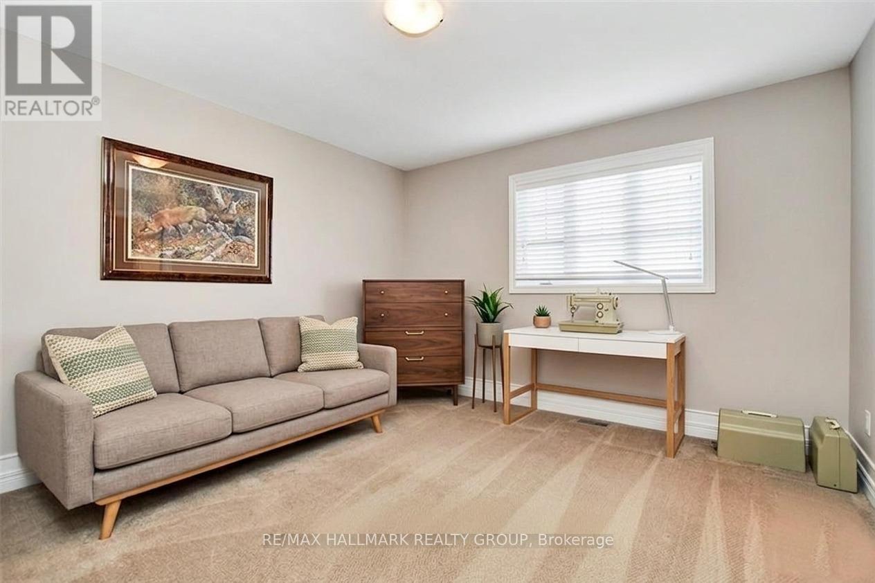 318 Rywalk Circle, Ottawa, ON - Indoor Photo Showing Living Room