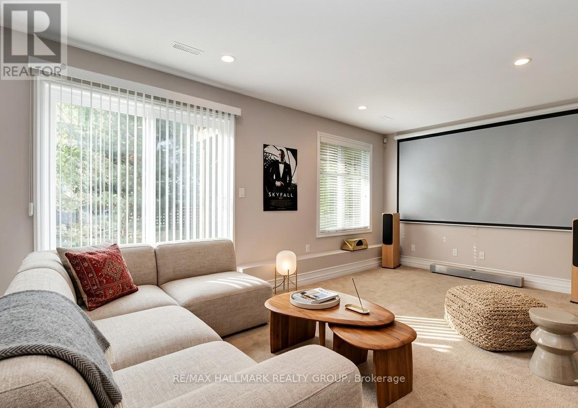 318 Rywalk Circle, Ottawa, ON - Indoor Photo Showing Living Room