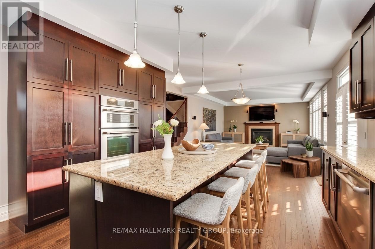 318 Rywalk Circle, Ottawa, ON - Indoor Photo Showing Kitchen With Upgraded Kitchen
