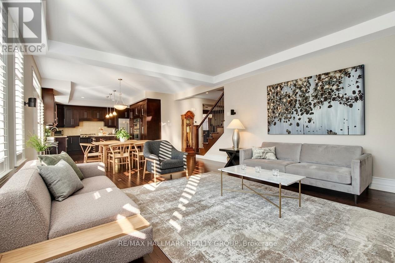 318 Rywalk Circle, Ottawa, ON - Indoor Photo Showing Living Room