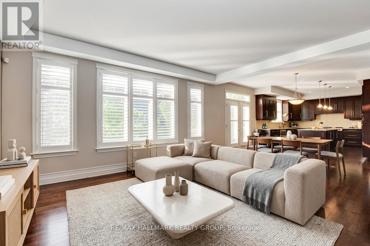 318 Rywalk Circle, Ottawa, ON - Indoor Photo Showing Living Room
