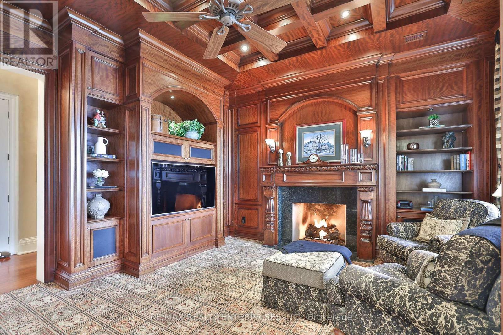 872 Whittier Crescent, Mississauga, ON - Indoor Photo Showing Living Room With Fireplace