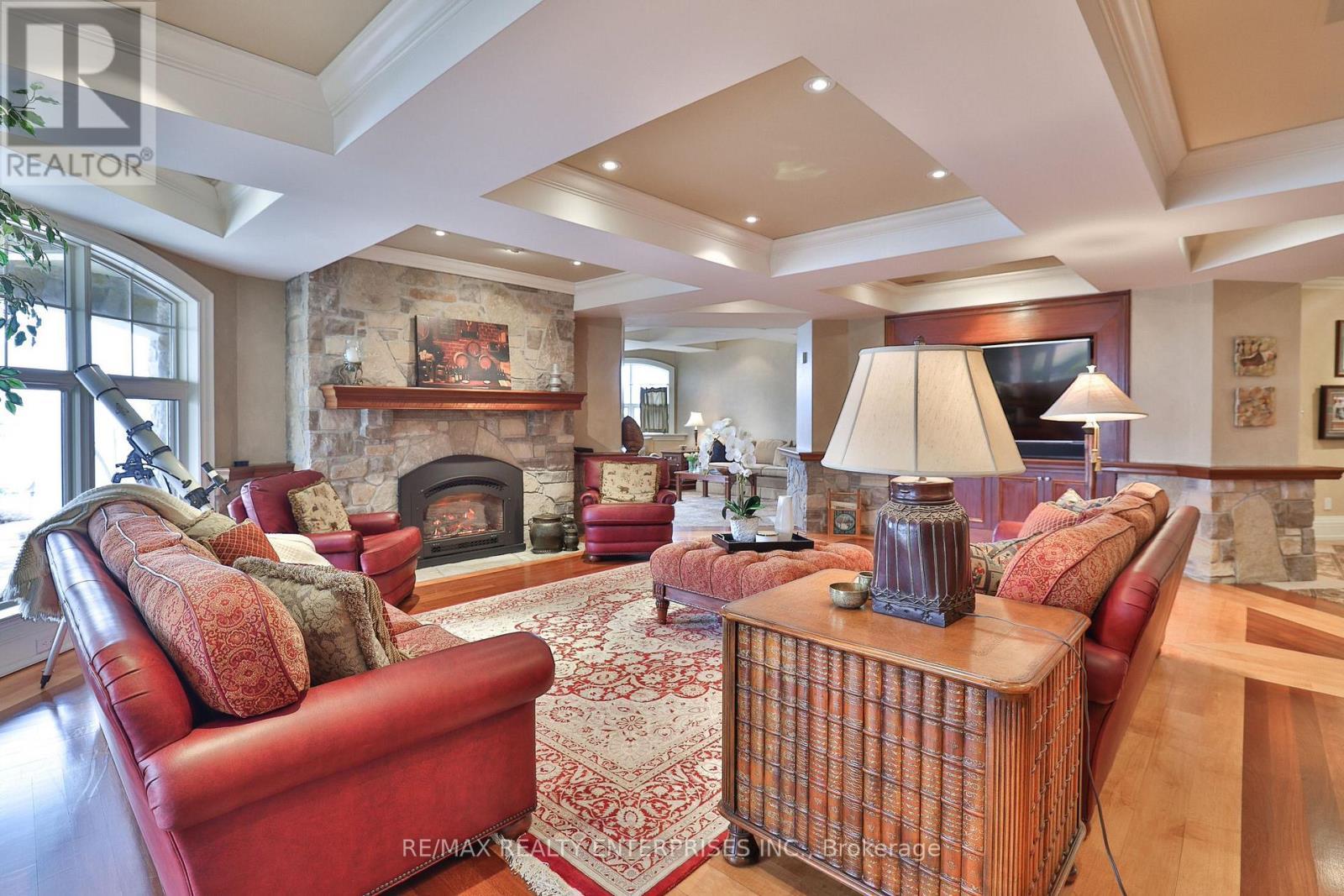 872 Whittier Crescent, Mississauga, ON - Indoor Photo Showing Living Room With Fireplace