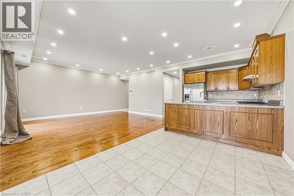 2 Harbour Drive Unit# 14, Hamilton, ON - Indoor Photo Showing Kitchen