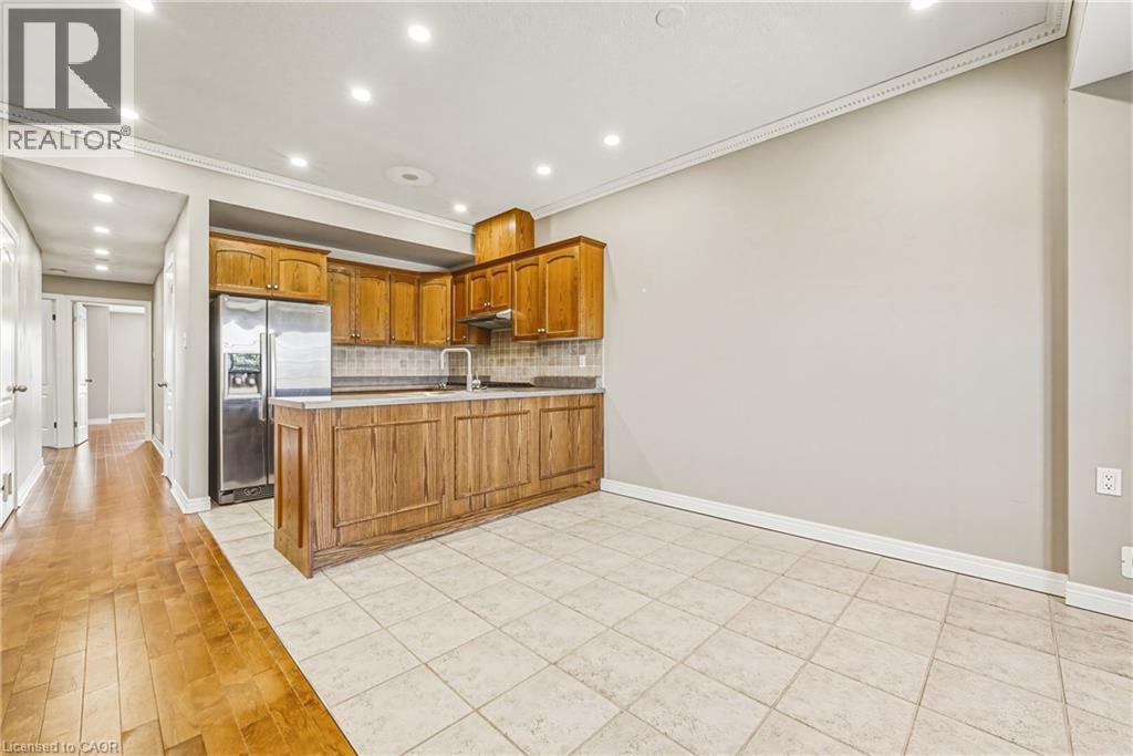 2 Harbour Drive Unit# 14, Hamilton, ON - Indoor Photo Showing Kitchen