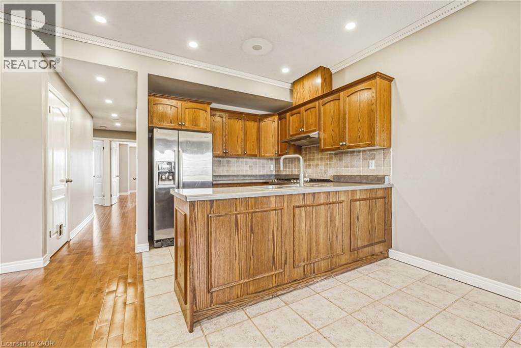 2 Harbour Drive Unit# 14, Hamilton, ON - Indoor Photo Showing Kitchen