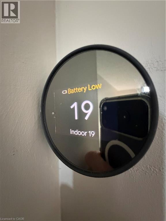 Detailed view of a textured wall - 45 Brookfield Crescent, Kitchener, ON -