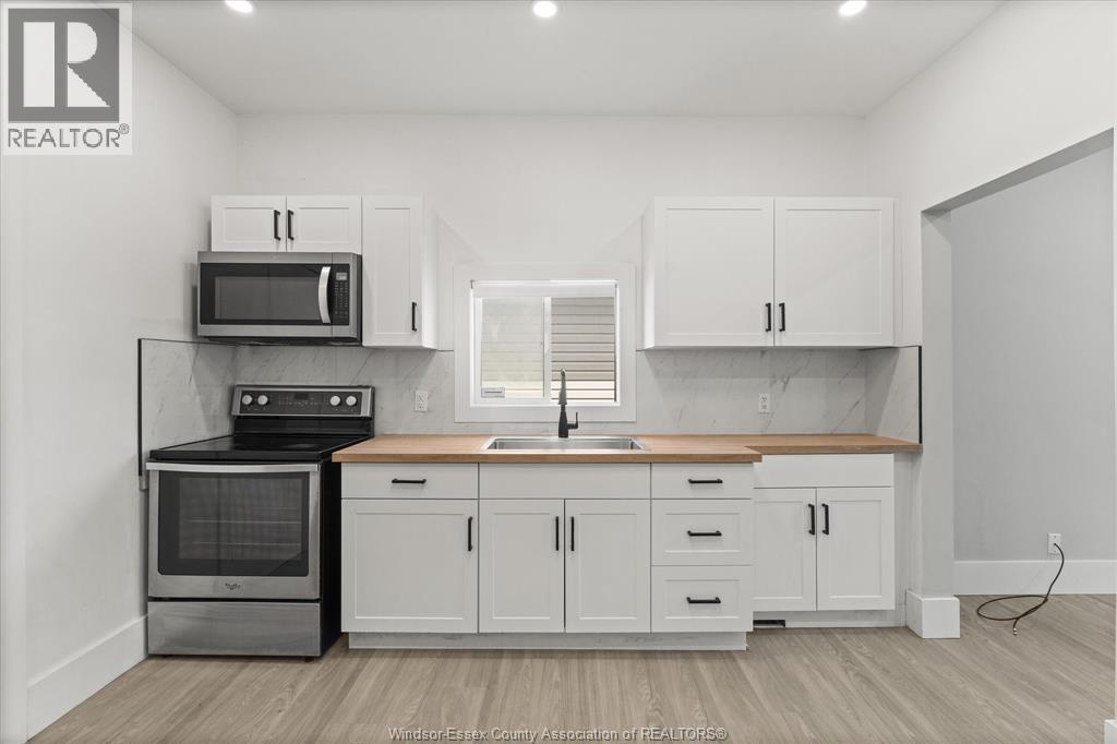 371 Curry, Windsor, ON - Indoor Photo Showing Kitchen