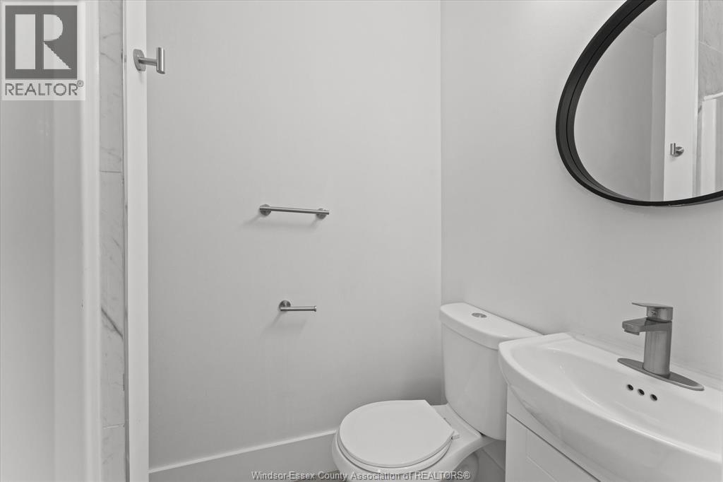 371 Curry, Windsor, ON - Indoor Photo Showing Bathroom