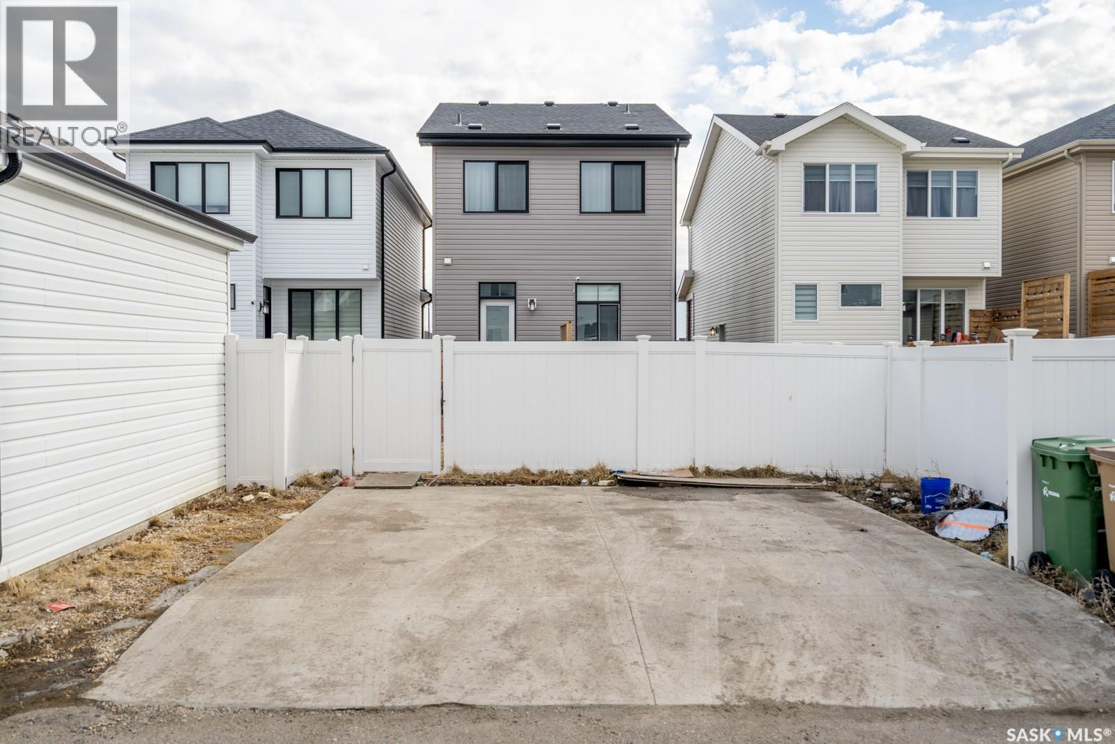 4624 Buckingham Drive E, Regina, SK - Outdoor