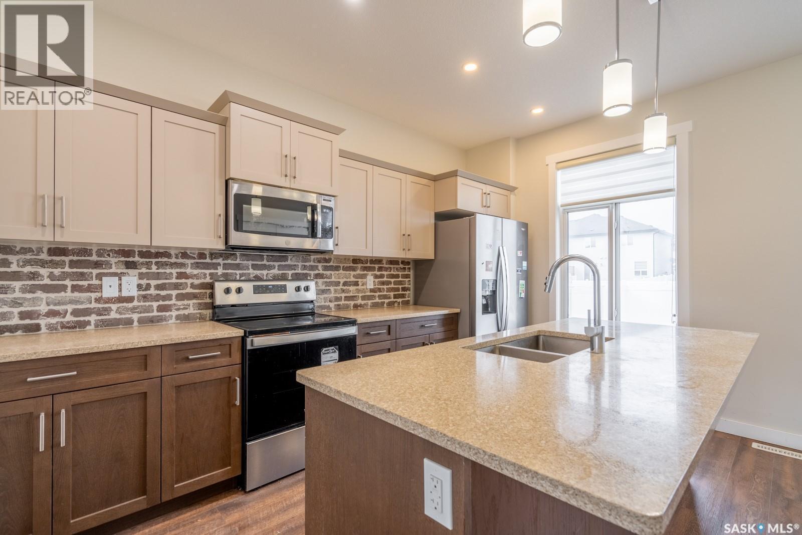4624 Buckingham Drive E, Regina, SK - Indoor Photo Showing Kitchen With Double Sink With Upgraded Kitchen