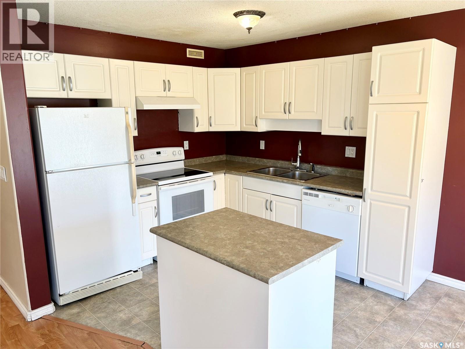 38 103 Banyan Crescent, Saskatoon, SK - Indoor Photo Showing Kitchen With Double Sink