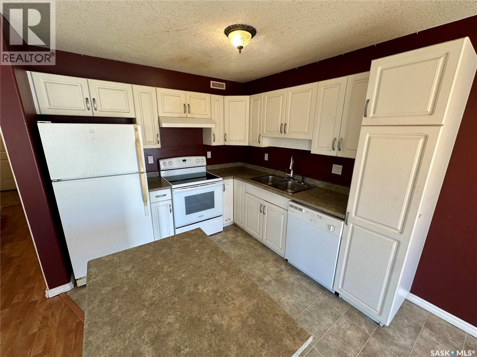 38 103 Banyan Crescent, Saskatoon, SK - Indoor Photo Showing Kitchen With Double Sink