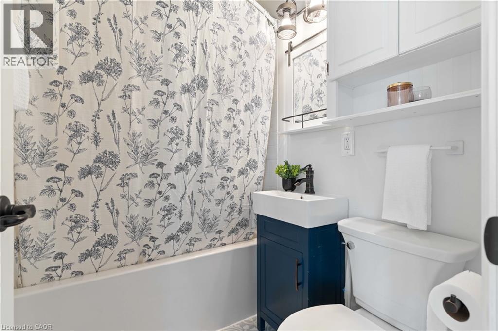 18 Flanders Avenue, St. Catharines, ON - Indoor Photo Showing Bathroom