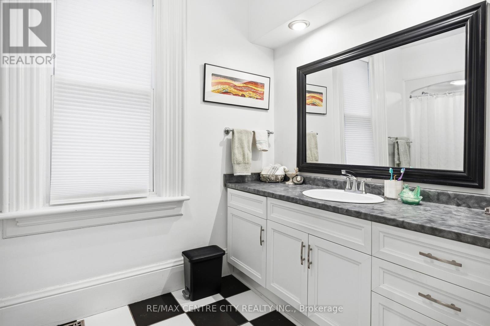 12 Rosebery Place, St. Thomas, ON - Indoor Photo Showing Bathroom
