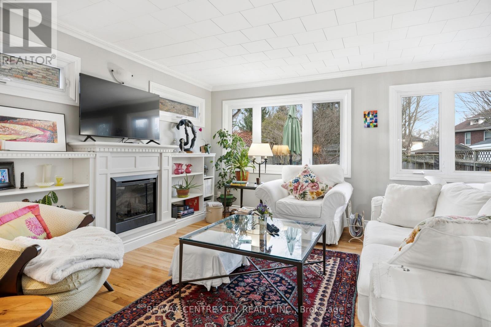 12 Rosebery Place, St. Thomas, ON - Indoor Photo Showing Living Room With Fireplace