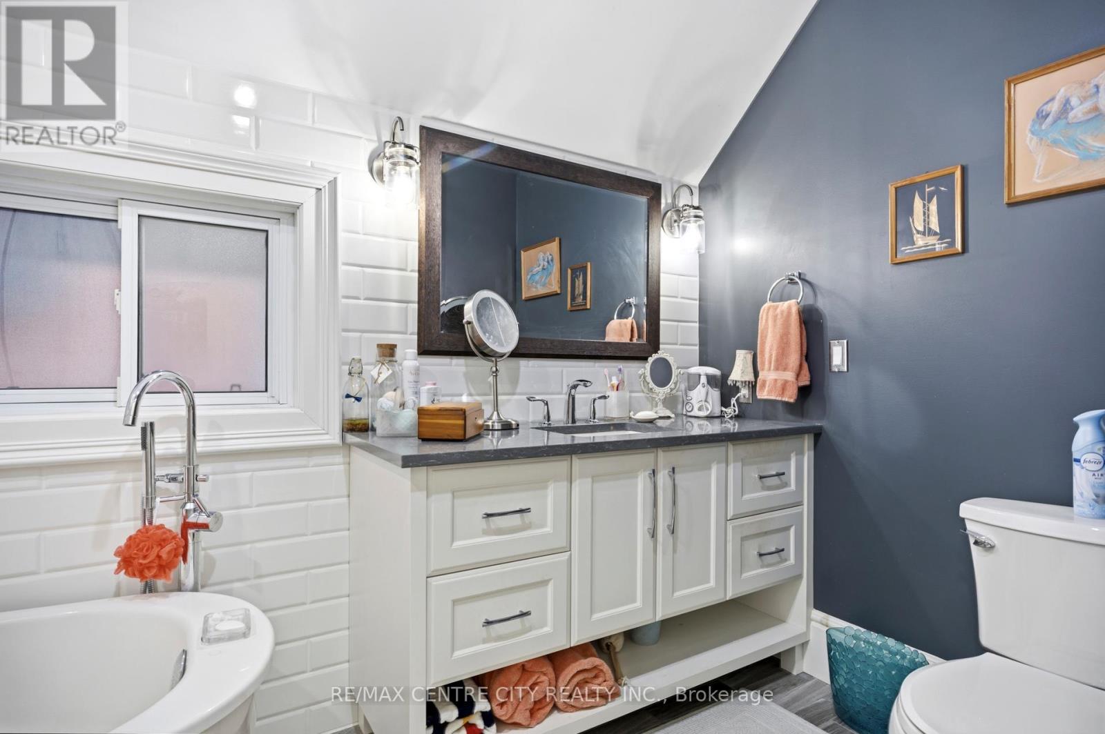 12 Rosebery Place, St. Thomas, ON - Indoor Photo Showing Bathroom