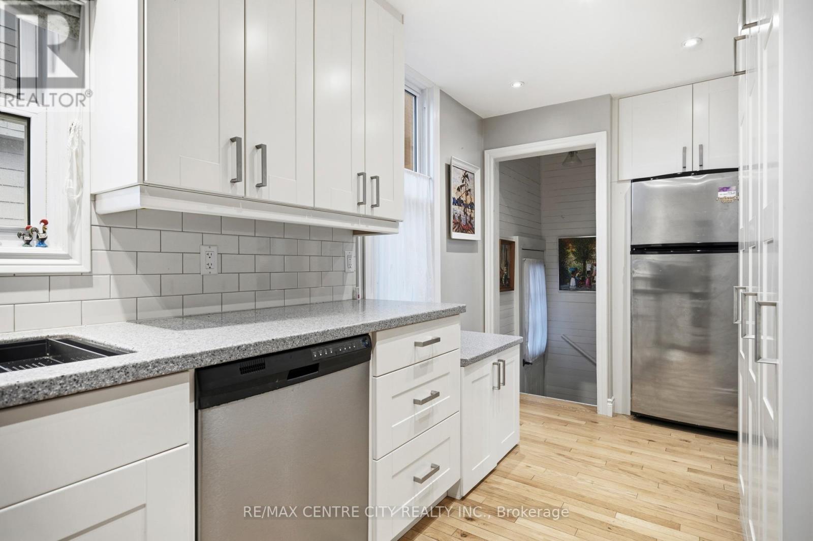 12 Rosebery Place, St. Thomas, ON - Indoor Photo Showing Kitchen With Upgraded Kitchen