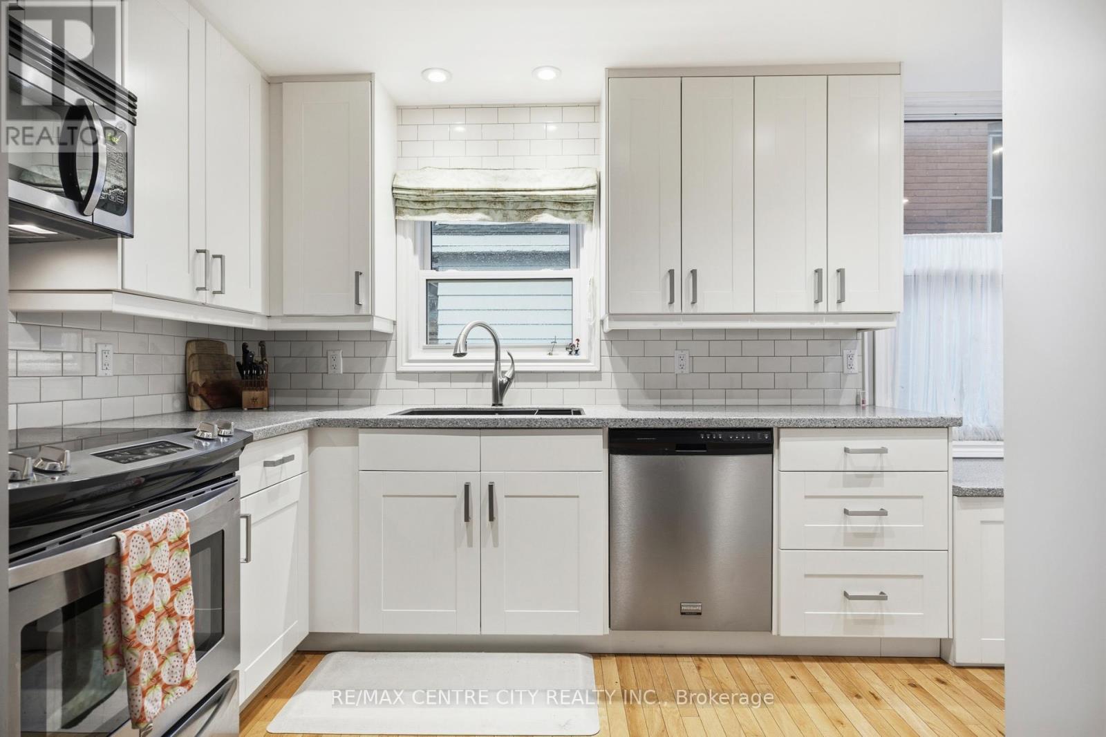 12 Rosebery Place, St. Thomas, ON - Indoor Photo Showing Kitchen With Upgraded Kitchen