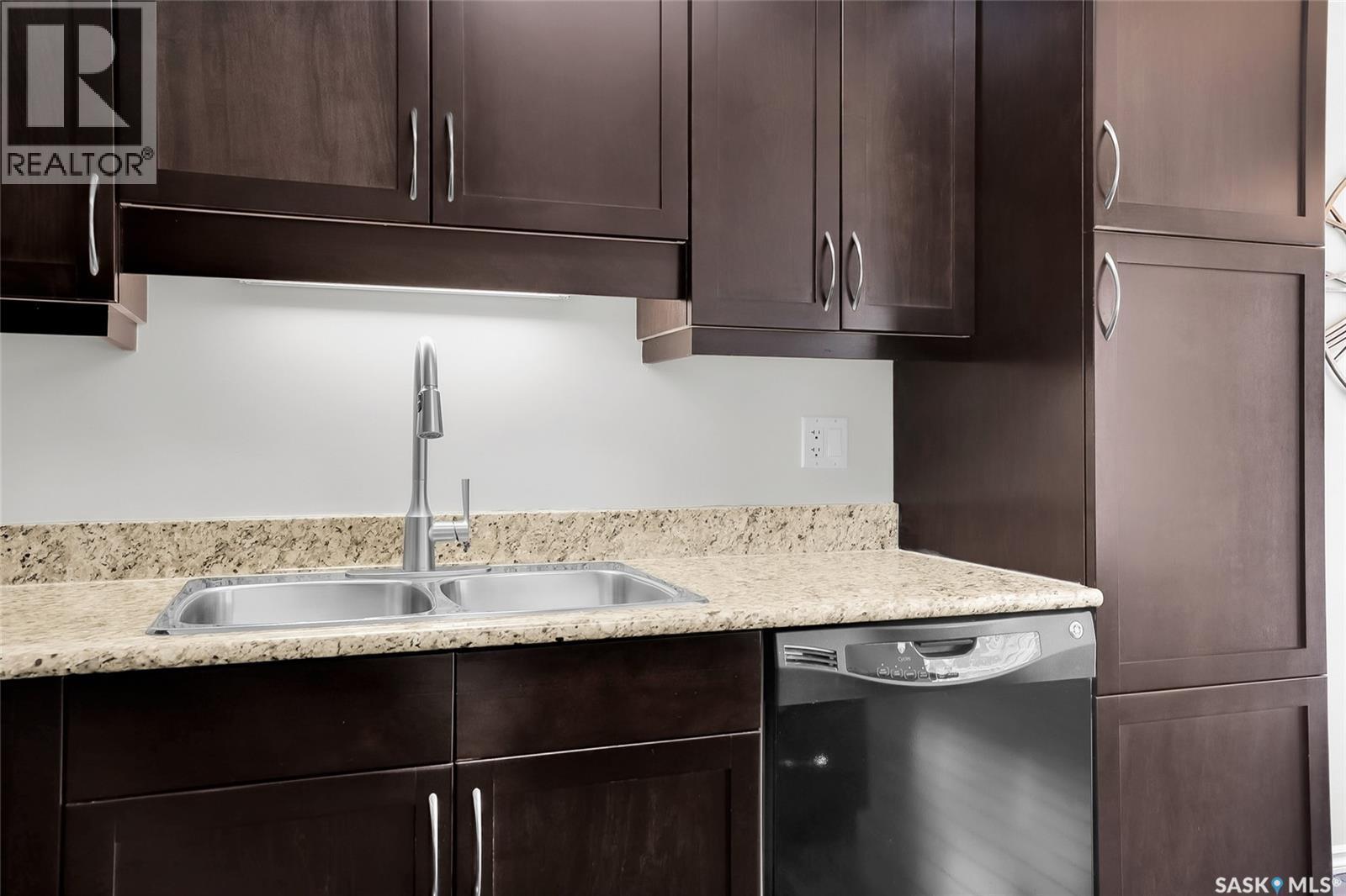 202 615 Lynd Crescent, Saskatoon, SK - Indoor Photo Showing Kitchen With Double Sink
