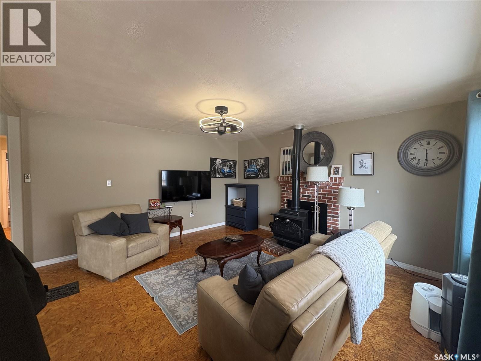 643 3Rd Street W, Shaunavon, SK - Indoor Photo Showing Living Room With Fireplace