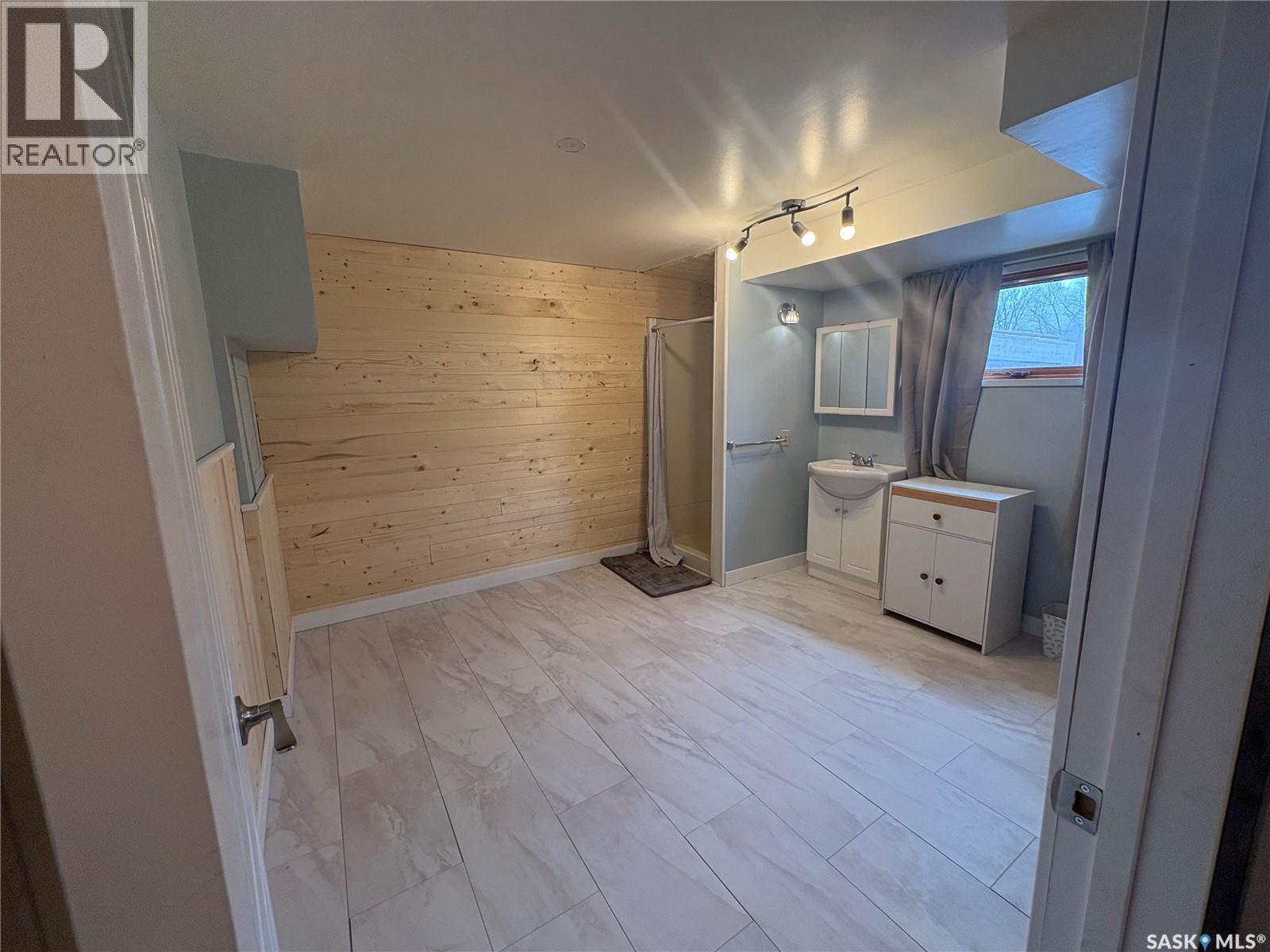 643 3Rd Street W, Shaunavon, SK - Indoor