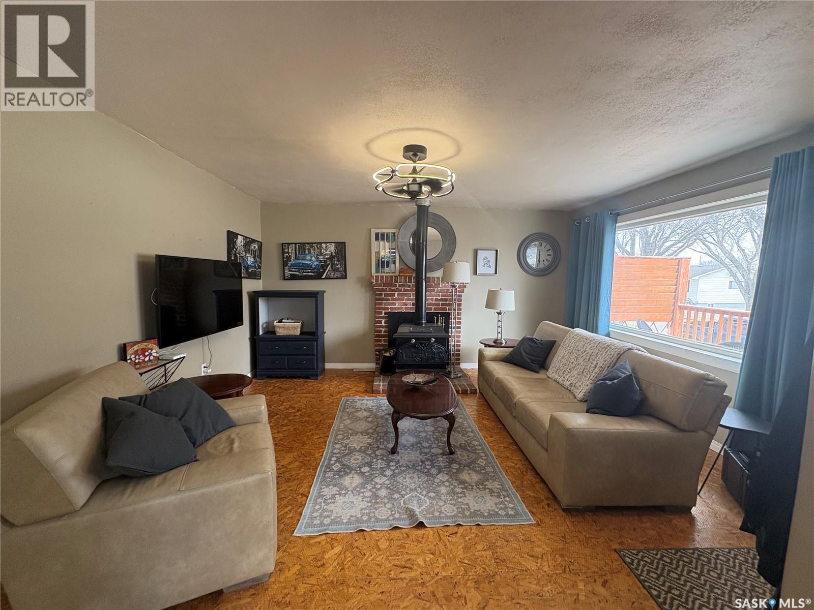 643 3Rd Street W, Shaunavon, SK - Indoor Photo Showing Living Room With Fireplace