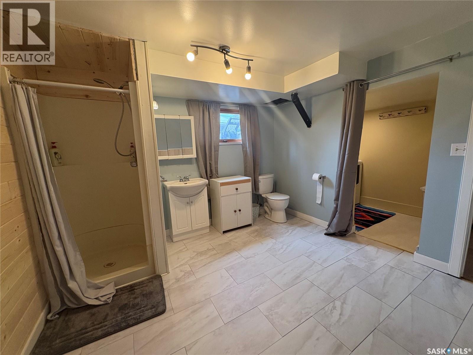643 3Rd Street W, Shaunavon, SK - Indoor Photo Showing Bathroom