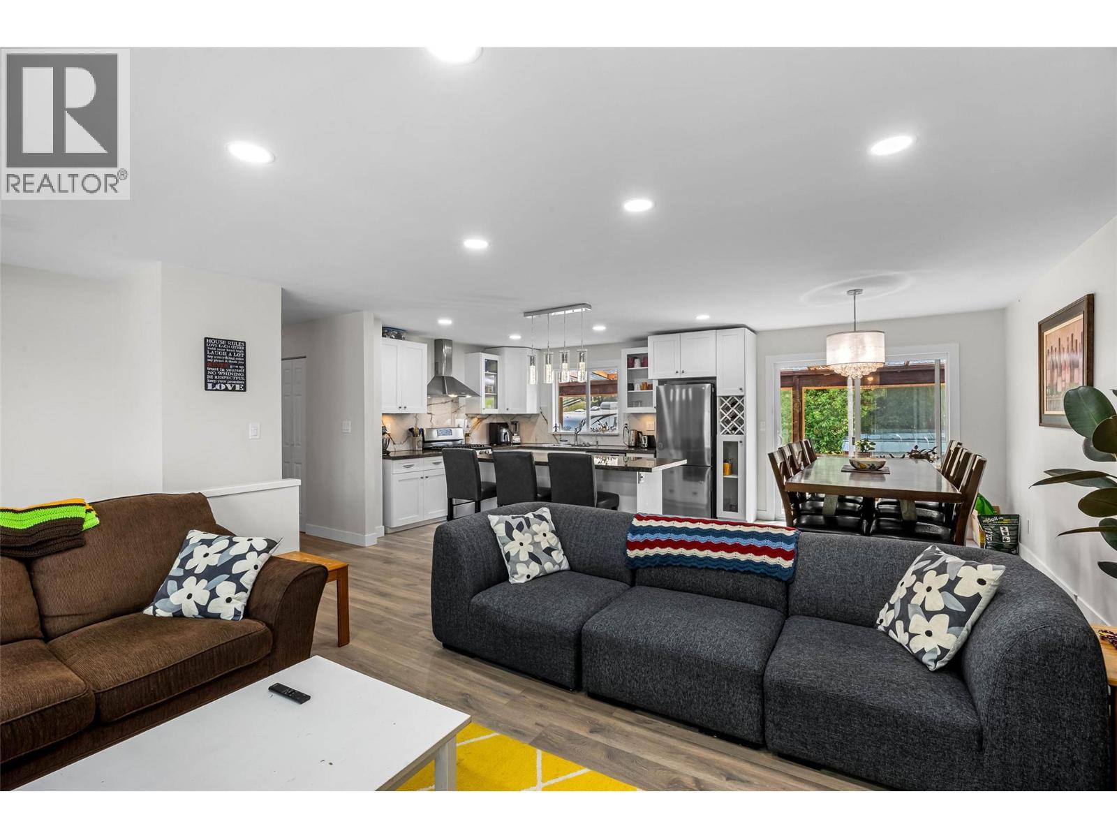 2103 Valleyview Drive, Kamloops, BC - Indoor Photo Showing Living Room