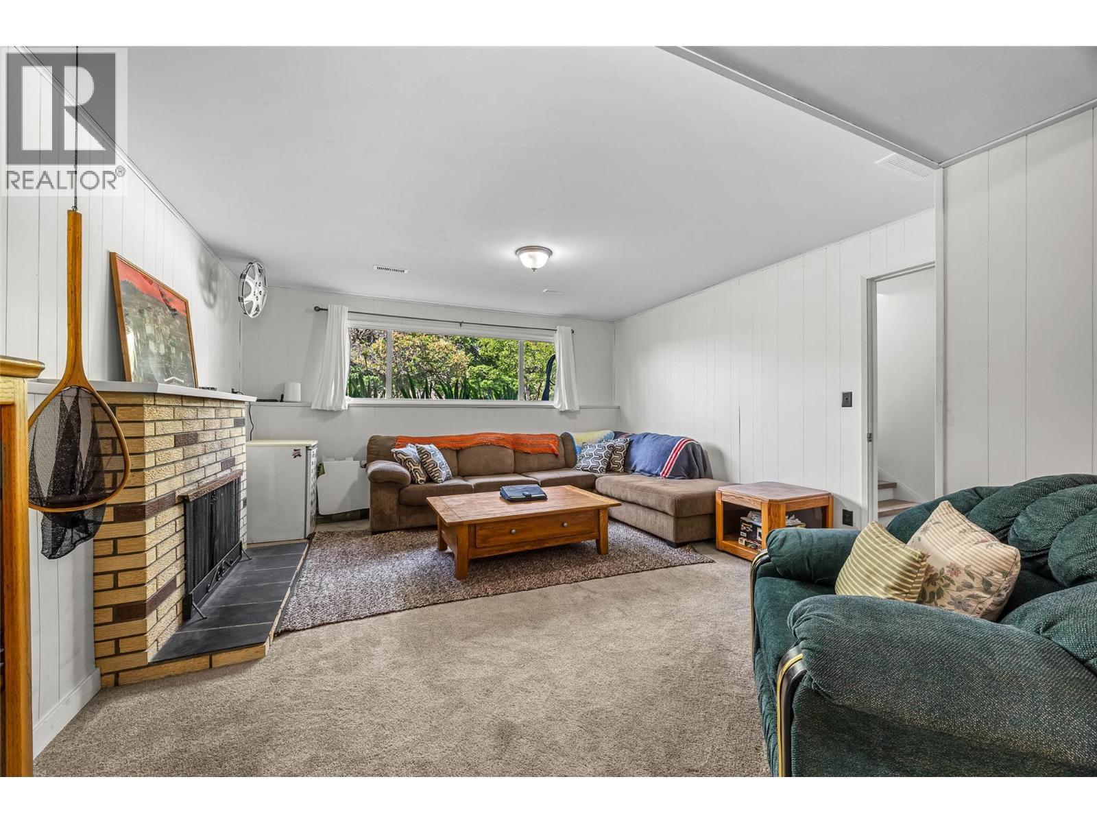 2103 Valleyview Drive, Kamloops, BC - Indoor Photo Showing Living Room