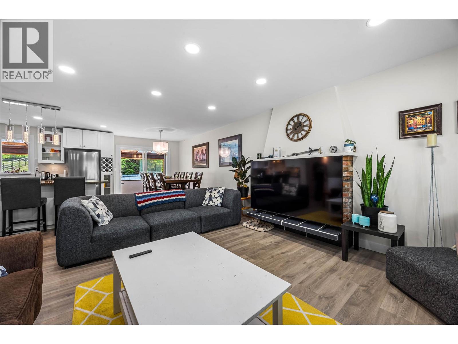 2103 Valleyview Drive, Kamloops, BC - Indoor Photo Showing Living Room