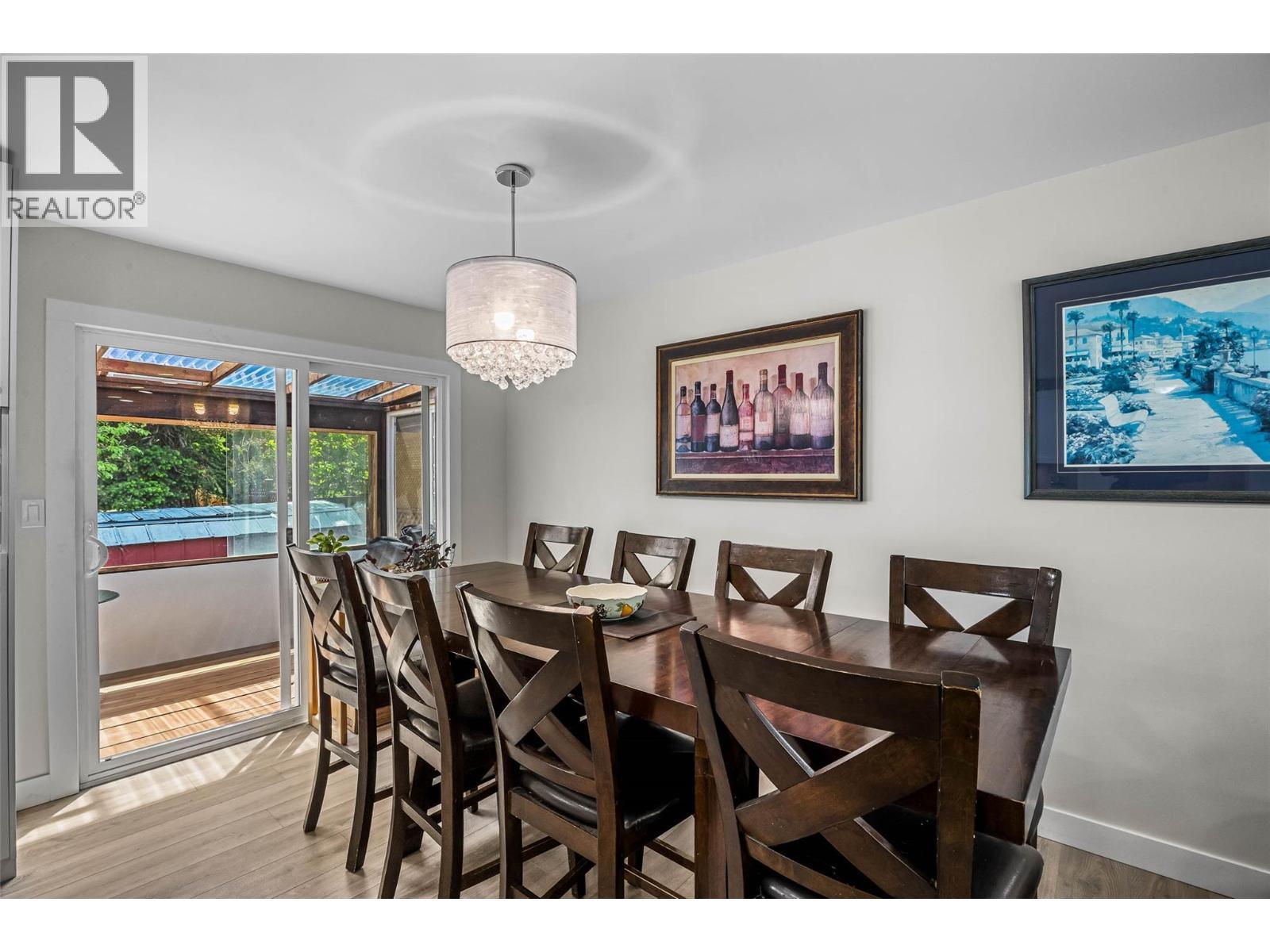 2103 Valleyview Drive, Kamloops, BC - Indoor Photo Showing Dining Room
