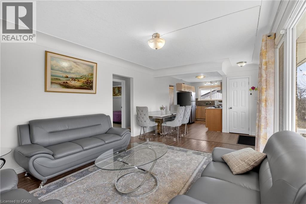 270 Mausser Avenue, Kitchener, ON - Indoor Photo Showing Living Room