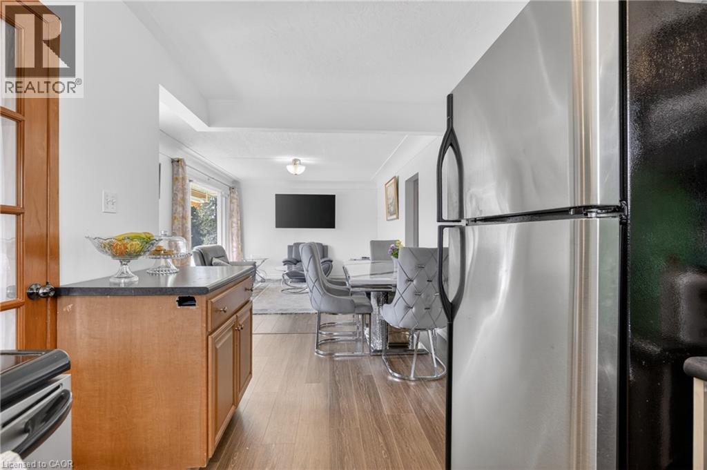 270 Mausser Avenue, Kitchener, ON - Indoor Photo Showing Kitchen