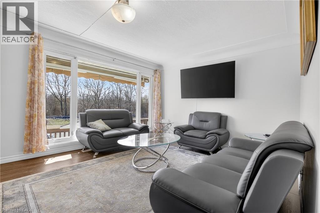 270 Mausser Avenue, Kitchener, ON - Indoor Photo Showing Living Room