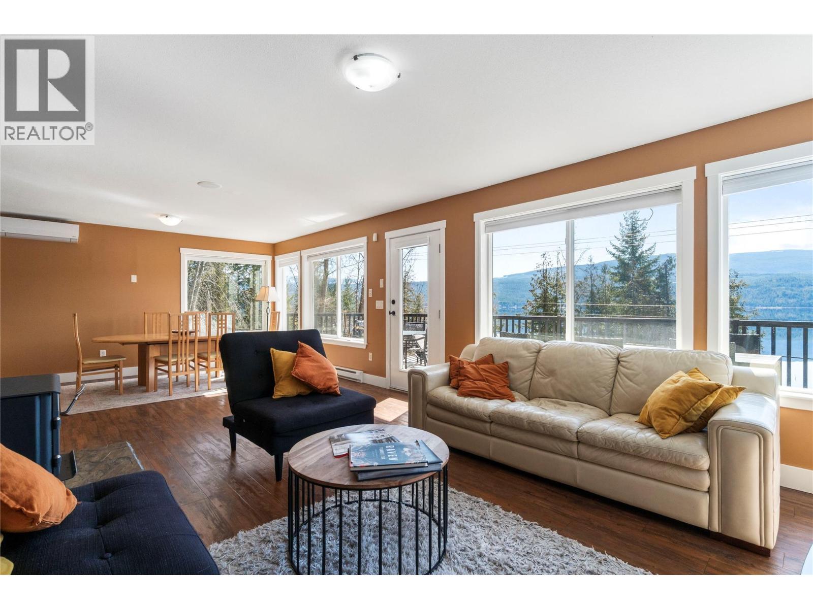 7577 Squilax Anglemont Road, Anglemont, BC - Indoor Photo Showing Living Room