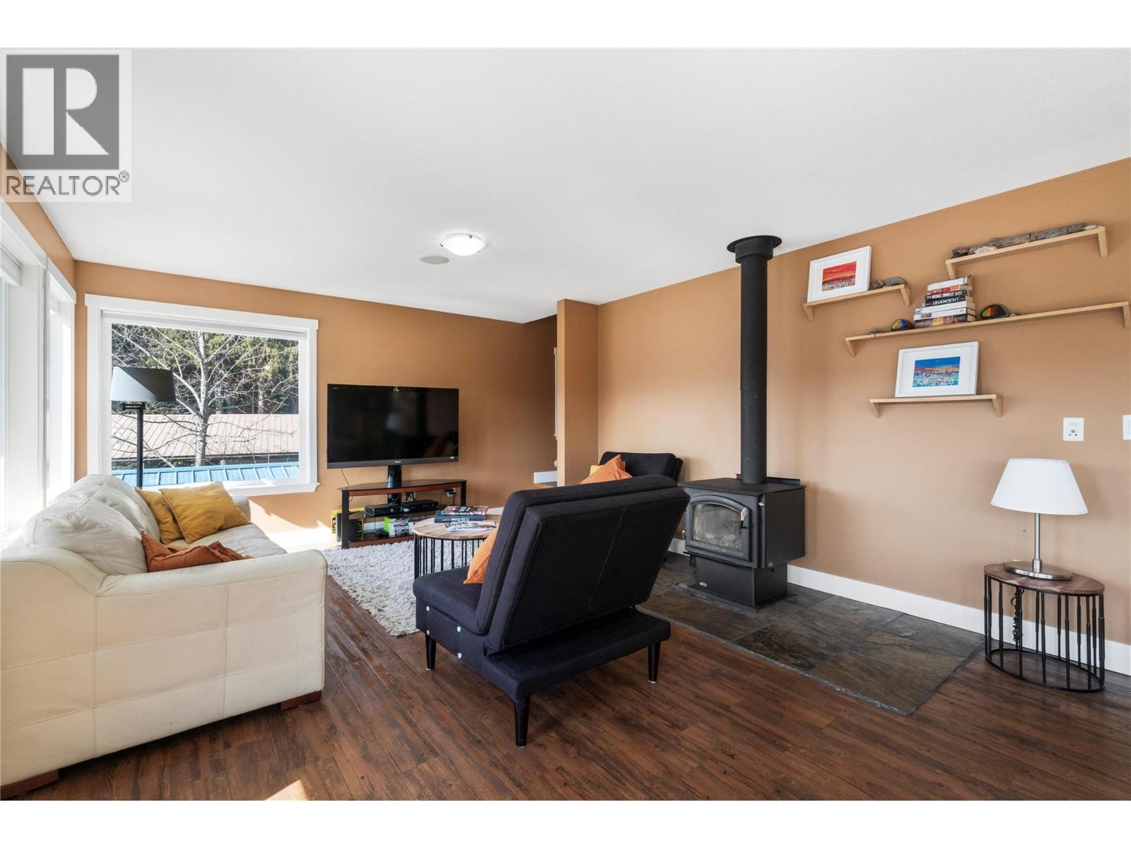 7577 Squilax Anglemont Road, Anglemont, BC - Indoor Photo Showing Living Room