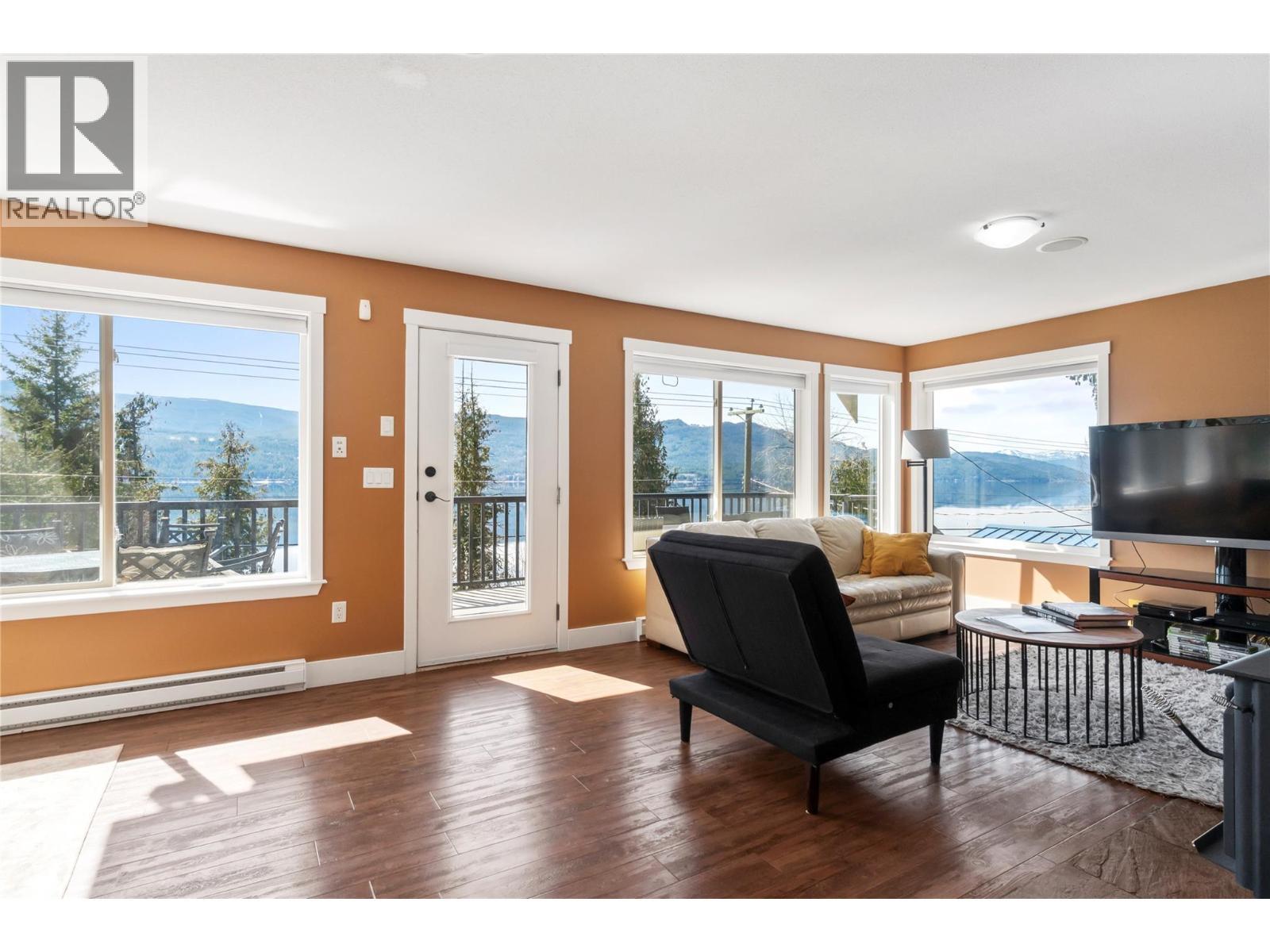 7577 Squilax Anglemont Road, Anglemont, BC - Indoor Photo Showing Living Room
