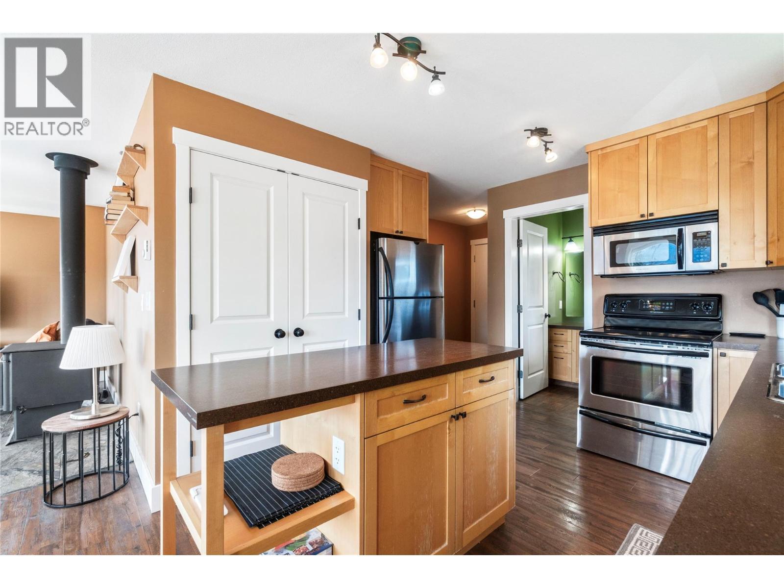 7577 Squilax Anglemont Road, Anglemont, BC - Indoor Photo Showing Kitchen